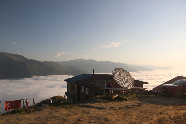 Kaçkar Dağları sis bulutlarına karıştı